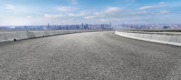 Passaggio urbano curvo con l'orizzonte della città