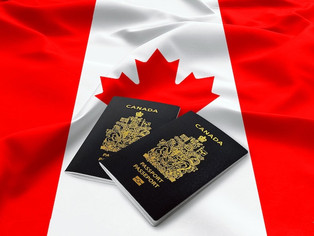 passaporti del Canada in cima a una bandiera canadese