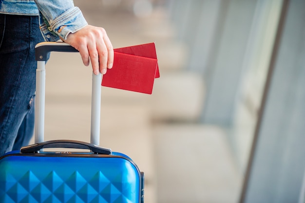 Passaporti e carta d'imbarco del primo piano all'aeroplano dell'interno del fondo dell'aeroporto