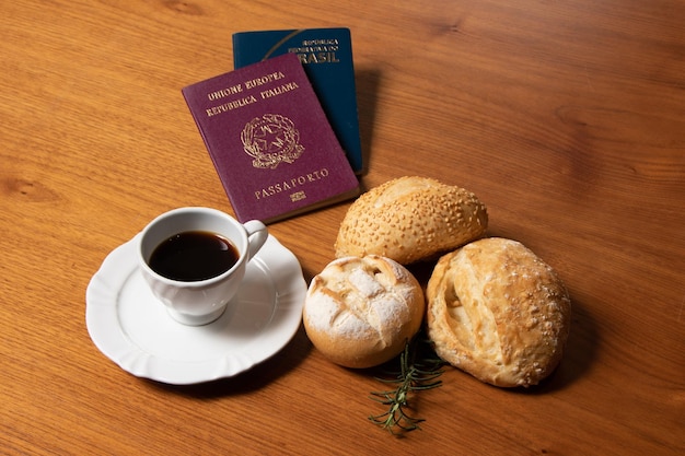 passaporti su un tavolo, colazione prima del viaggio