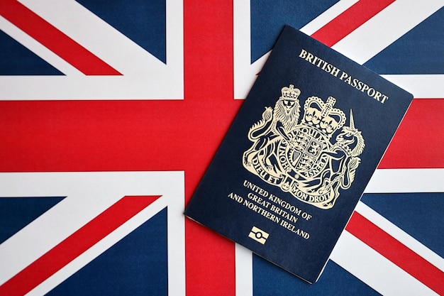 Passaporto britannico blu sullo sfondo della bandiera nazionale