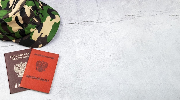 Passaporto con berretto militare e carta d'identità militare di un cittadino della Federazione Russa. Traduzione Federazione Russa Carta d'identità militare Spazio per il testo