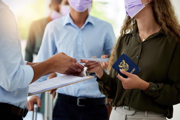 Passaporto Covid e viaggio con sicurezza aeroportuale lettura biglietto di un passeggero o una donna rifugiata per immigrazione e sicurezza Documento di sicurezza e volo con una donna nella pandemia del virus corona