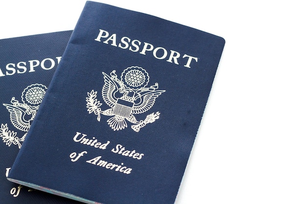 Passaporto degli Stati Uniti d'America su sfondo bianco.