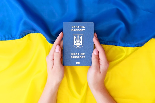 Passaporto dell'Ucraina sulla bandiera dell'Ucraina