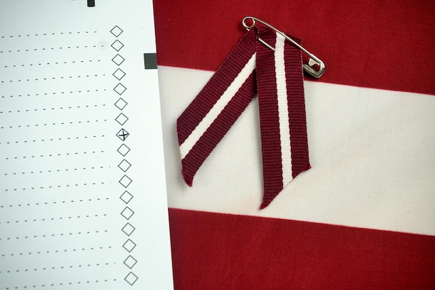 passaporto della Lettonia, bandiera e liste dei candidati. Elezioni al Saeima
