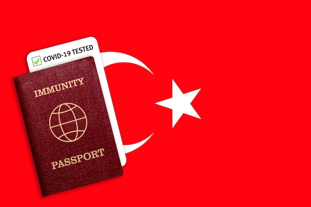 Passaporto di immunità e risultato del test per COVID-19 sulla bandiera della Turchia. Certificato per le persone che hanno avuto il coronavirus o fatto il vaccino.