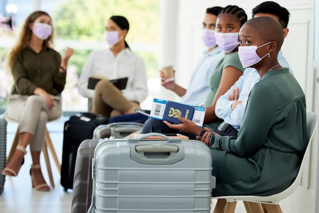 Passaporto di viaggio e conformità covid Persone con maschera in aeroporto per la sicurezza dal virus corona che viaggiano in business class Uomini d'affari in inclusività globale con biglietto aereo e bagagli