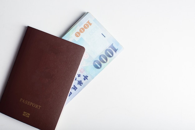 Passaporto e 1000 Nuova banconota da un dollaro di Taiwan su sfondo bianco