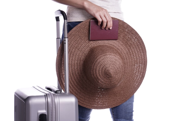 Passaporto e valigia della tenuta del viaggiatore della donna. Pronto per i viaggi di vacanza.