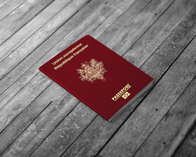 Passaporto francese su tavola di legno Passaporto francese un documento rilasciato ai cittadini francesi