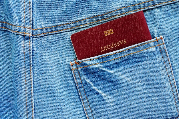 Passaporto in una tasca posteriore di jeans jeans blu per viaggiare all&#39;estero