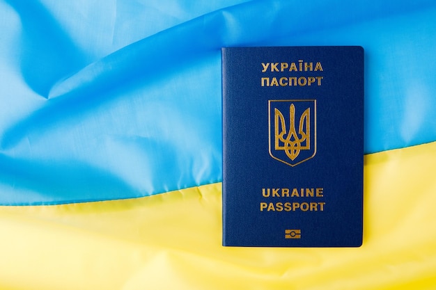 Passaporto internazionale dell'ucraina sullo sfondo della guerra della bandiera nazionale in ucraina