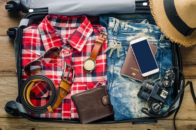 Passaporto per viaggiatore di abbigliamento, portafogli, occhiali, dispositivi smart phone
