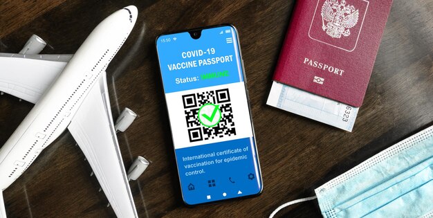 Passaporto sanitario della vaccinazione covid19 nel telefono cellulare per i viaggi