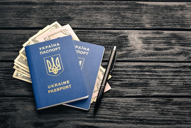Passaporto straniero del cittadino ucraino e dollari USA Vista dall'alto Spazio libero per il testo