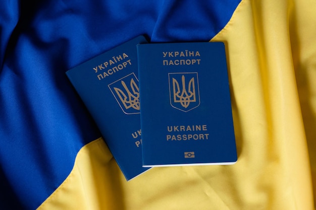 Passaporto straniero dell'Ucraina sullo sfondo della bandiera