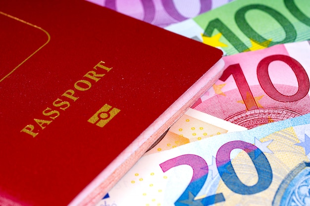 Passaporto su diverse banconote in euro