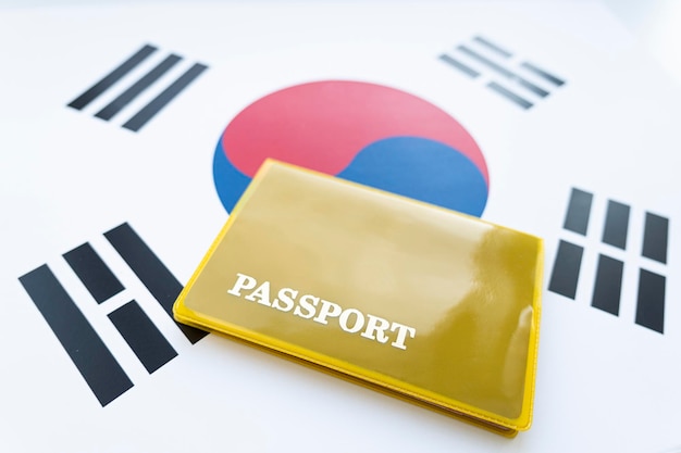 Passaporto sudcoreano Passaporto della Repubblica di Corea sopra una bandiera coreana satinata