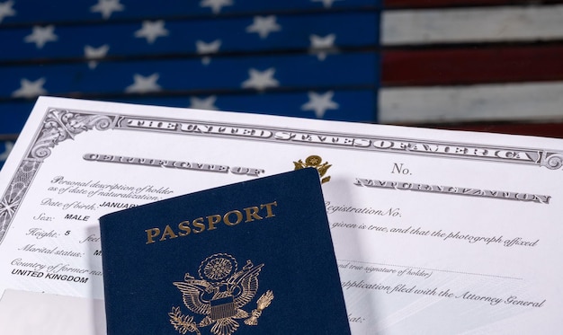 Passaporto USA e certificato di naturalizzazione sulla bandiera degli Stati Uniti