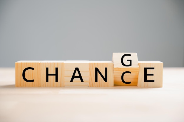 Passare da CAMBIA a POSSIBILITÀ su un blocco di legno diventa un cubo che incarna lo sviluppo personale e la crescita della carriera. Concetto di business creativo su sfondo di legno. Cogli l'opportunità di trasformare la tua vita.