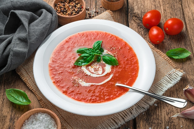 Passata di pomodoro con zuppa sana di verdure del primo piano del basilico