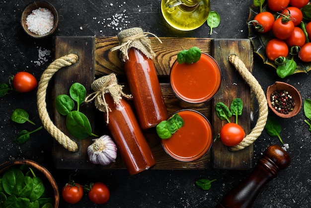 Passata di pomodoro e succo di pomodoro fatti in casa Pomodori ciliegini Vista dall'alto Su uno sfondo di pietra