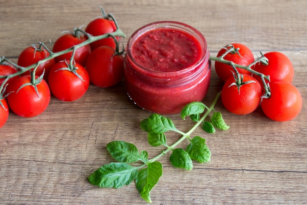 Passata di pomodoro in una trave con pomodori freschi