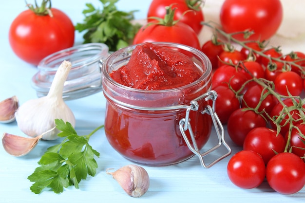 Passata di pomodoro sul tavolo vista salsa di pomodoro