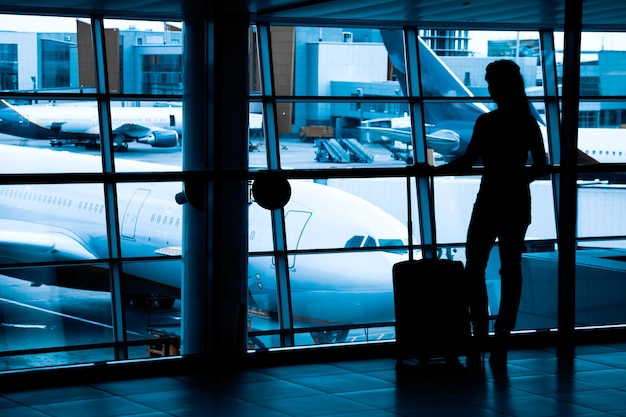 Passeggeri alla finestra dell'aeroporto