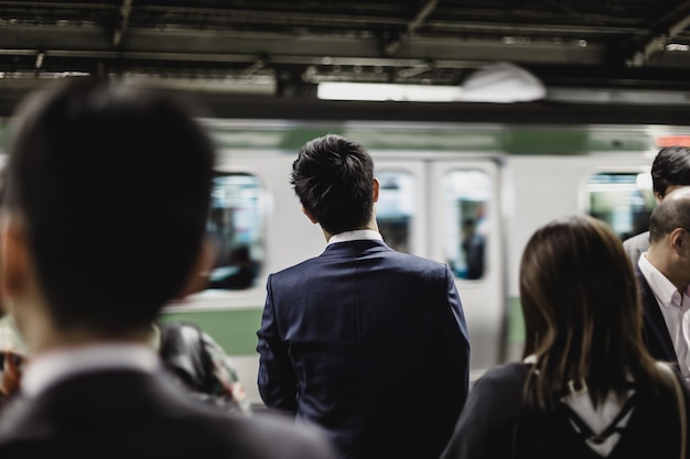 Passeggeri che viaggiano con la metropolitana di Tokyo