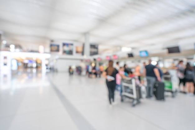 Passeggero al terminal dell&#39;aeroporto