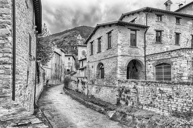 Passeggiando per le pittoresche e antiche strade di Gubbio uno dei borghi medievali più belli del centro Italia