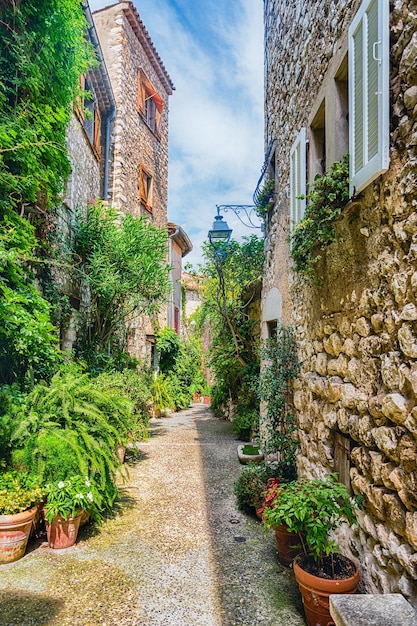 Passeggiando per le pittoresche strade di Saint-Paul-de-Vence, Costa Azzurra, Francia. È uno dei più antichi borghi medievali della Costa Azzurra