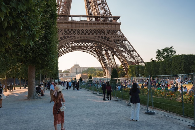 Passeggiata al tramonto davanti alla Torre Eiffel