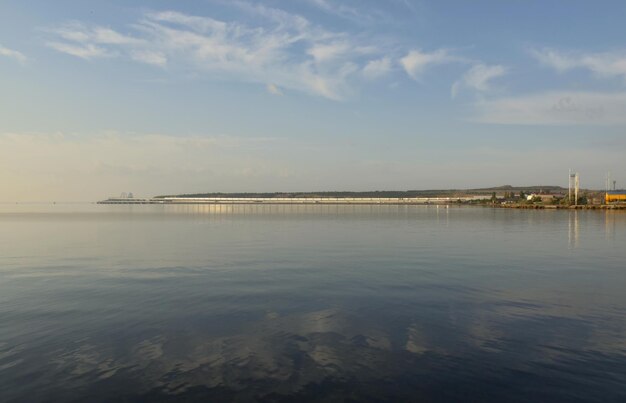 Passeggiata all'alba lungo l'argine della città di Kerch Russia mattina d'estate vista sul mare del ponte di Crimea il concetto di viaggio e ricreazione