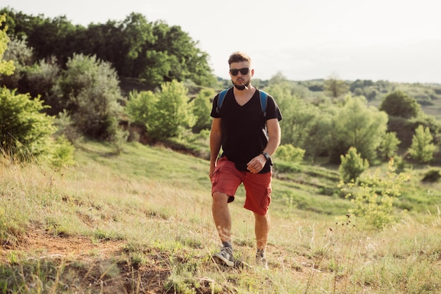 Passeggiata all'aperto uomo natura