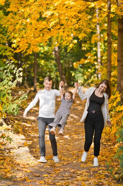 Passeggiata autunnale di una giovane famiglia nella foresta 3372