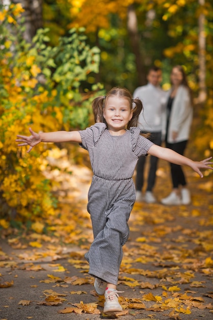 Passeggiata autunnale di una giovane famiglia nella foresta 3375