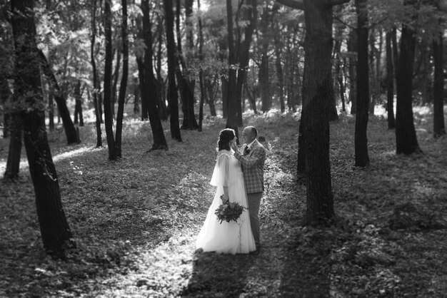 Passeggiata degli sposi nel bosco autunnale in ottobre