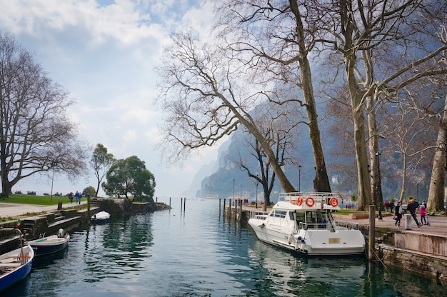 Passeggiata del lago, Garda, Italia