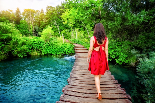 Passeggiata del viaggiatore sul percorso nei laghi Plitvice, Croazia.