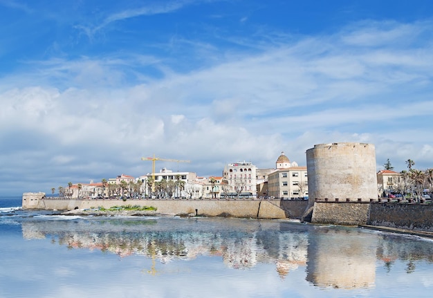 Passeggiata di Alghero in una giornata nuvolosa