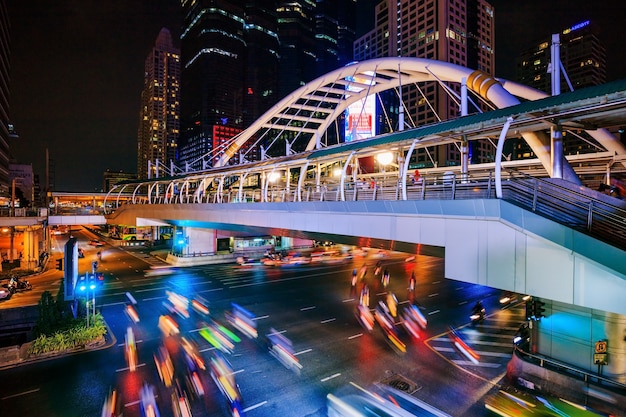 passeggiata e traffico pubblici del cielo alla stazione di treno di alianti di Chong Nonsi alla notte, Bangkok, Tailandia