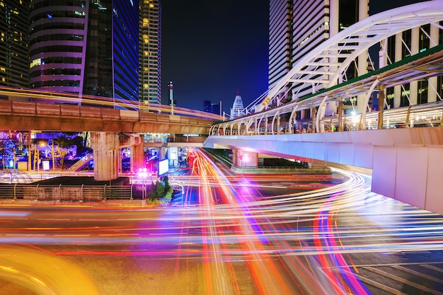 passeggiata e traffico pubblici del cielo alla stazione di treno di alianti di Chong Nonsi, Bangkok, Tailandia