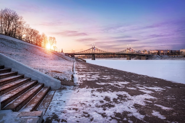 Passeggiata gelida che si affaccia sul ponte al tramonto serale a Tver