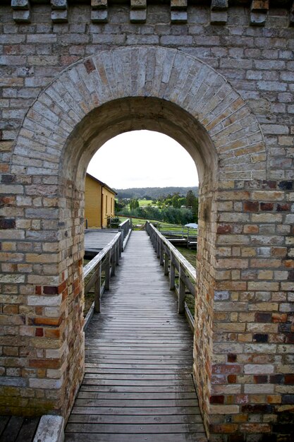 Passeggiata in mezzo a un muro di mattoni