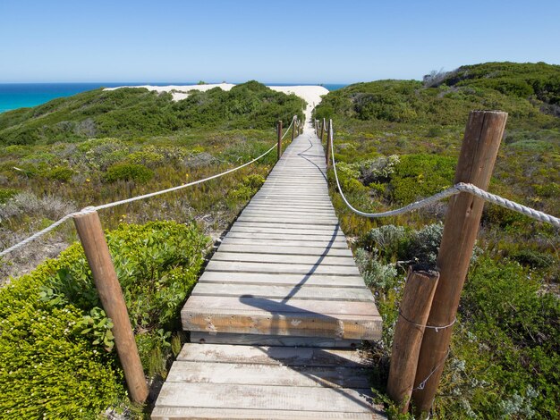 Passeggiata in mezzo al mare contro un cielo limpido