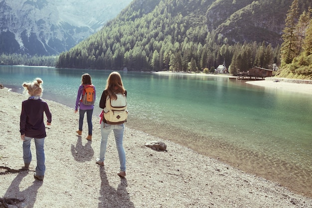 Passeggiata intorno al lago Lago di Braies