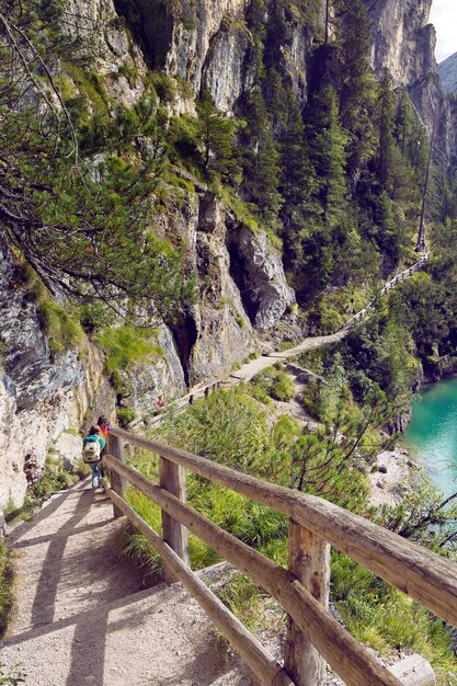 Passeggiata intorno al lago Lago di Braies